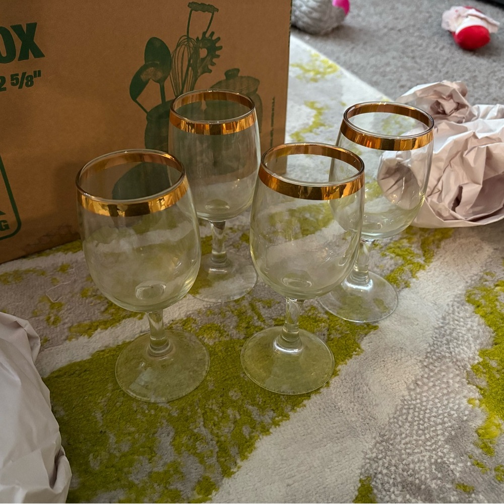 Elegant vintage Gold-Rimmed Wine Glass Set